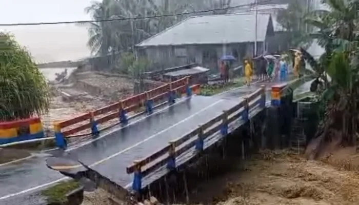 Jembatan Wai Bega Ruas Sanana Manaf Putus Diterjang Banjir