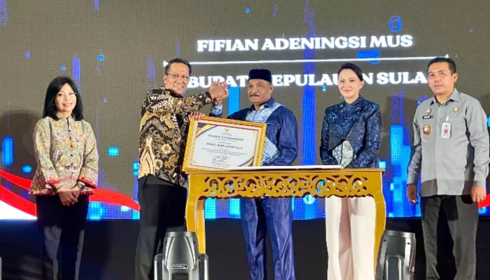 Menhum RI Beri Penghargaan ke Bupati Kepulauan Sula Terkait Pembentukan Pos Bankum