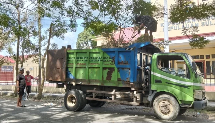 DLH Kepsul Kerahkan Armada Bersihkan Sampah Hasil Pemangkasan