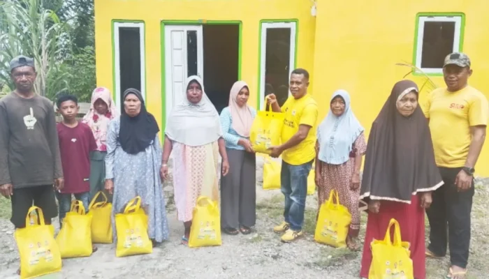 Sambangi Masyarakat Desa Manaf, Moh. Azwan Salurkan Paket Sembako Pada Janda dan Yatim