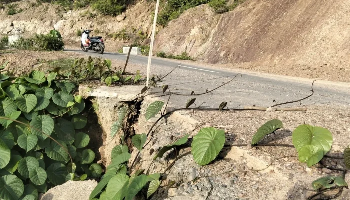 Ruas Jalan Provinsi Antara Desa Nahi dan Ona Nyaris Putus dan Tertimbun Karena Longsor