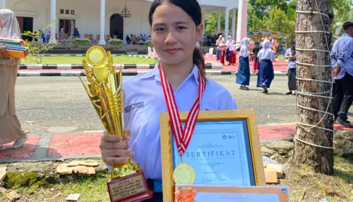 Ikut Lomba Sains, Putri Tercinta Eks Kasi Humas Polres Sula Sabet Juara I