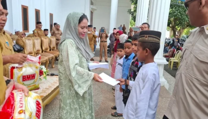 Bupati Sula Santuni Yatim dan WBP Kelas II-B Sanana