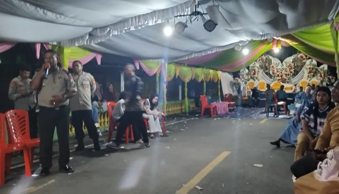 Sambangi Pesta Ronggeng, Kapolsek Sanana Sampaikan Pesan Kamtibmas