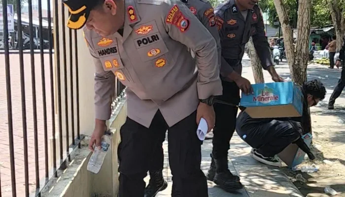 Kapolres Sula AKBP HANDRES Pungut Sampah Usai Pengamanan Unjuk Rasa